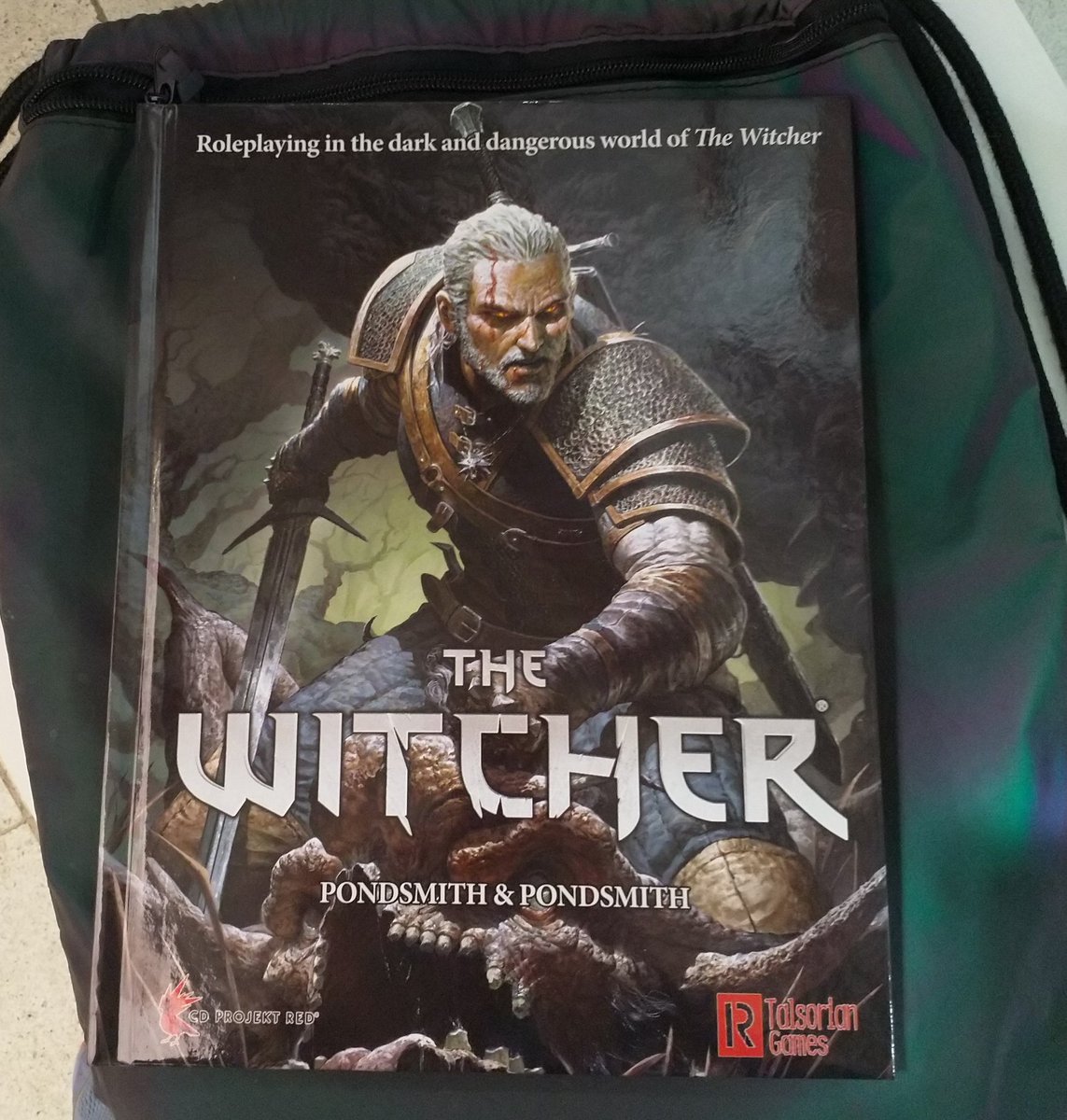 flamebeanie69's tweet photo. The deed has been done, got my copy ⚔️🐺 🎲
#Witcher #tabletop #rpg @RTalsorianGames #noituri #fantasiapelit
Featuring my aurora borealis pouch https://t.co/M2tKSRHJuq