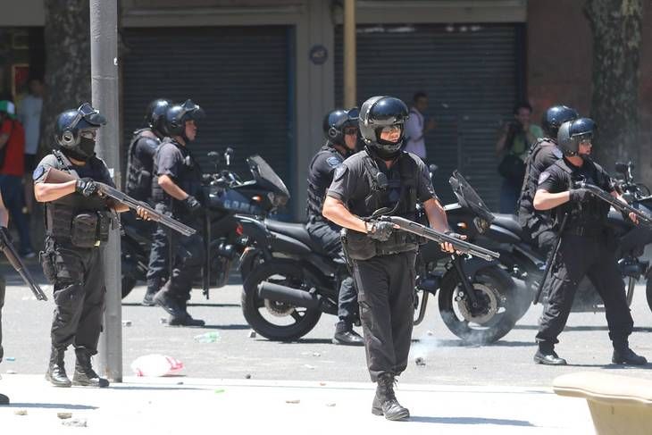 tiempoarg's tweet image. #DoctrinaChocobar "Convirtieron el gatillo fácil en ley", denuncian organismos de Derechos Humanos. bit.ly/2U7EpXT