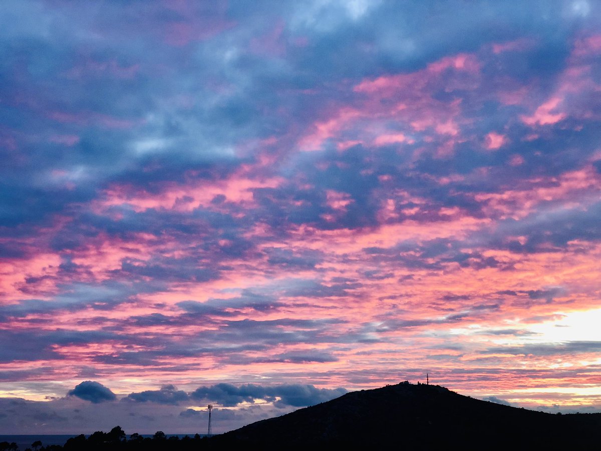 photobyselma's tweet photo. Just another beautiful winter skyline ...... #Dubrovnik #Sunset #Nature #Sky #Landscape https://t.co/8nw8M2h297