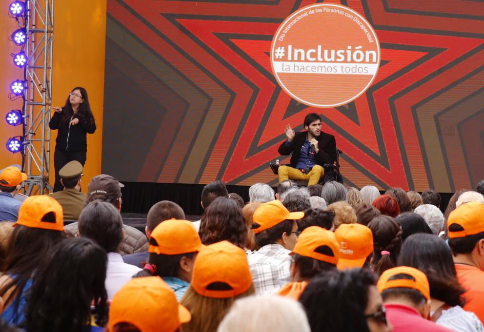 Ministro <a href="/amorenocharme/">Alfredo Moreno Charme</a> y la directora del <a href="/senadis_gob/">Senadis Chile</a> <a href="/xrivasa/">M. Ximena Rivas A.</a> , celebran junto a diversas organizaciones sociales la Fiesta de la Inclusión, que conmemora el Día Internacional de las Personas con Discapacidad. #InclusiónLaHacemosTodos.