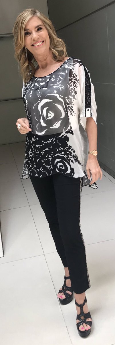 mbelenaramburu's tweet photo. Look #pantalones #negros y #camisa #floreada #negra y #blanca de @RafaelGarofaloM para @C5N https://t.co/KpnBhrwAJL