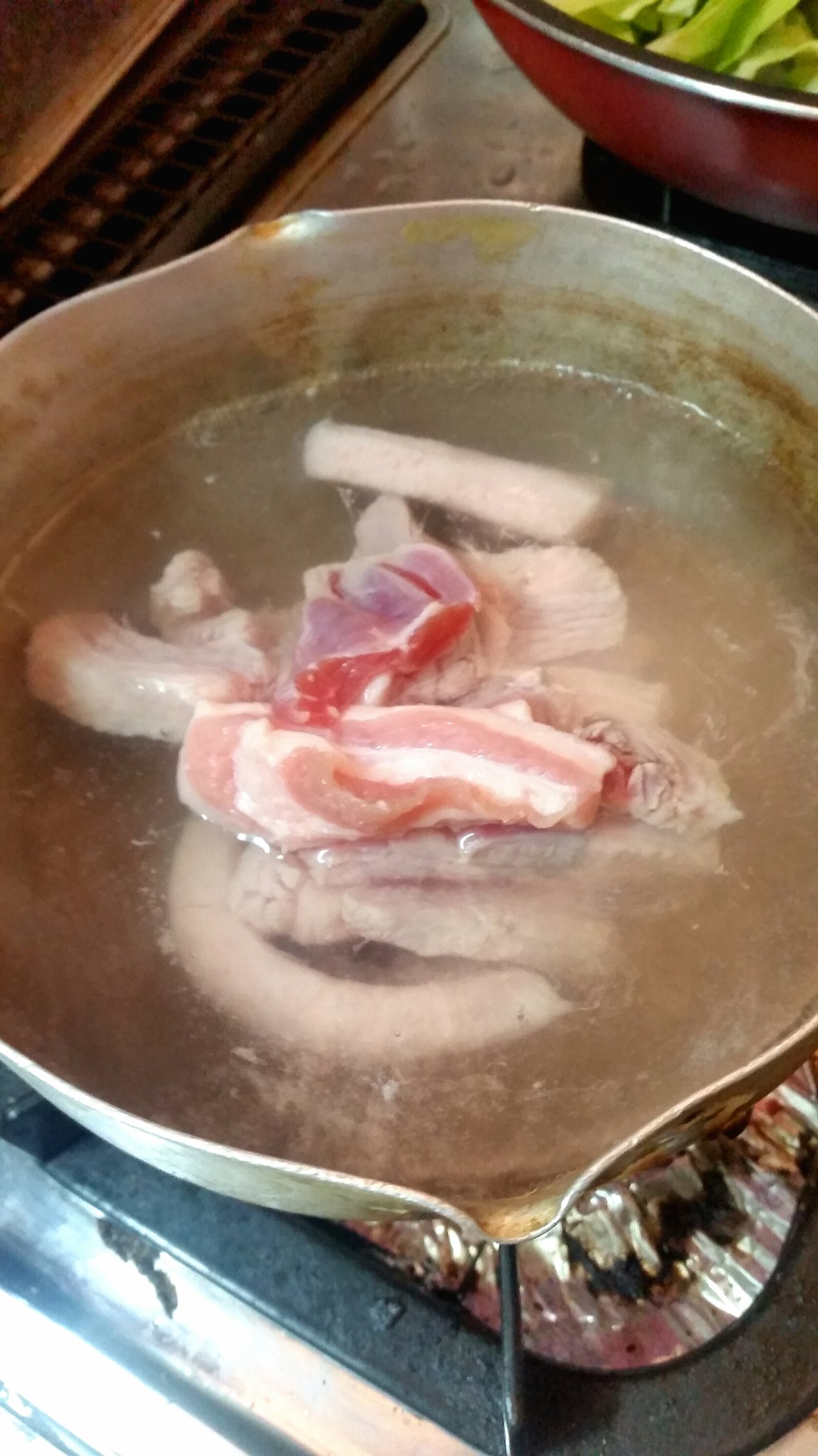 ぶらんか Twitter પર 豚バラブロックで作る回鍋肉 下ごしらえ 豚肉 ハナマサで買ってきて冷凍しておいた豚バラブロック を半分に切って解凍し 今回は贅沢に1cm厚くらいにスライスした豚バラを湯通しして肉脂を落とし キッチンペーパー敷いたバットに乗せ粗熱を