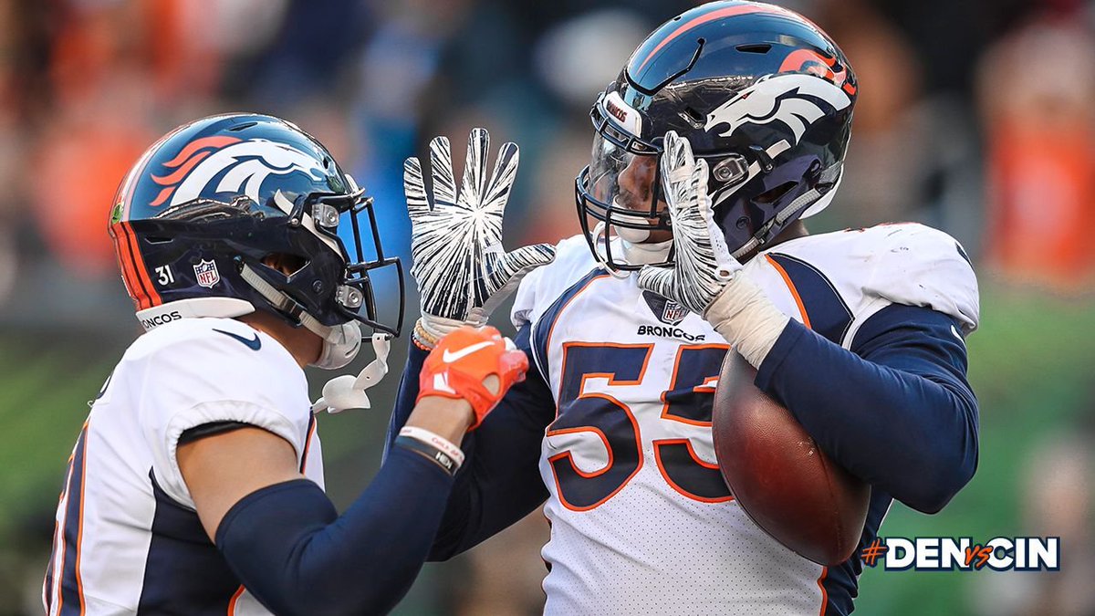 Broncos's tweet photo. .@astronaut has how many sacks?!

🖐 + 🖐

#ProBowlVote https://t.co/lgXmGU4rwT