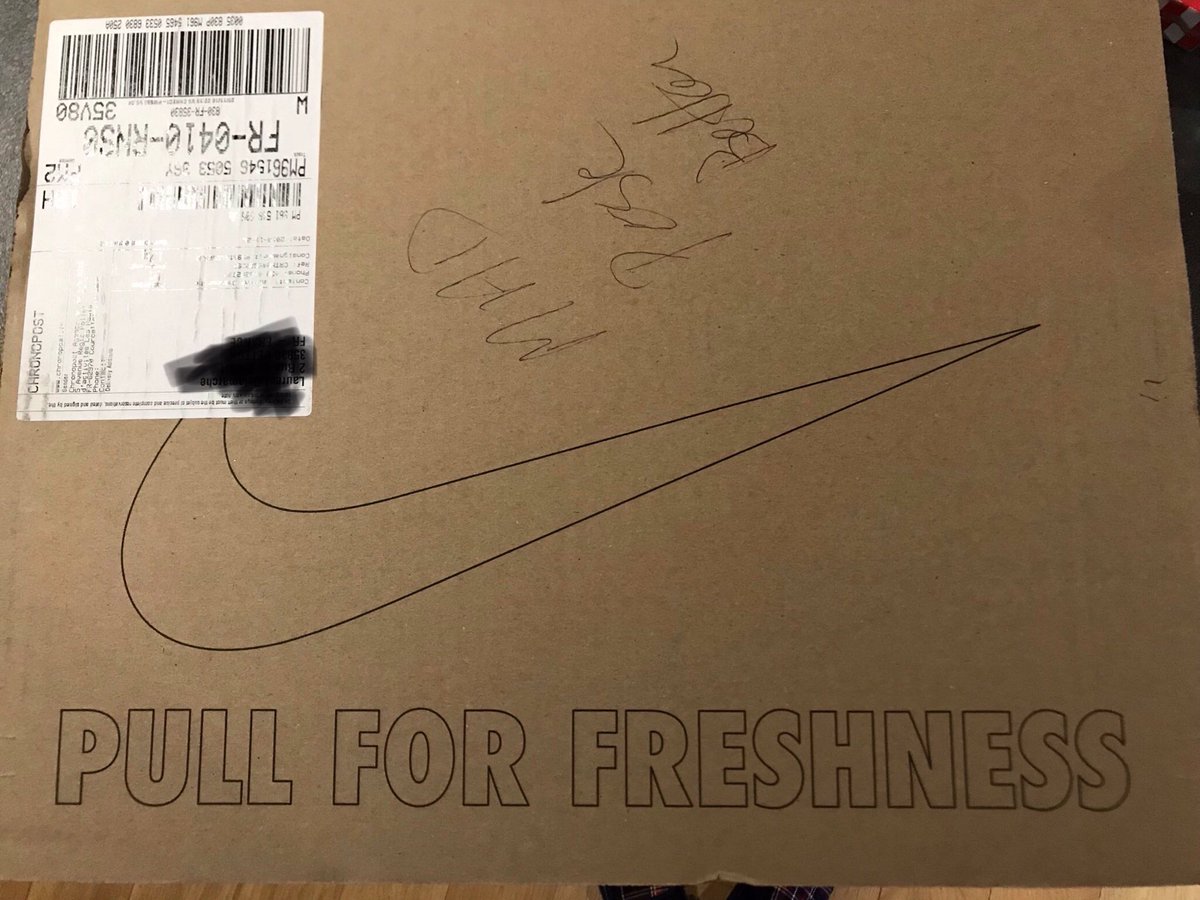 delolomh's tweet photo. Un énorme swoosh sur le colis, la taille sur le côté...@nikestore @Nike Vous n’avez plus qu’à rajouter une photo du modèle et comme ça les gens savent directement si ça vaut le coup de le voler? Ils pourraient  même envisager de le revendre sans l’ouvrir ... #Genies https://t.co/ME7cSeOfo2