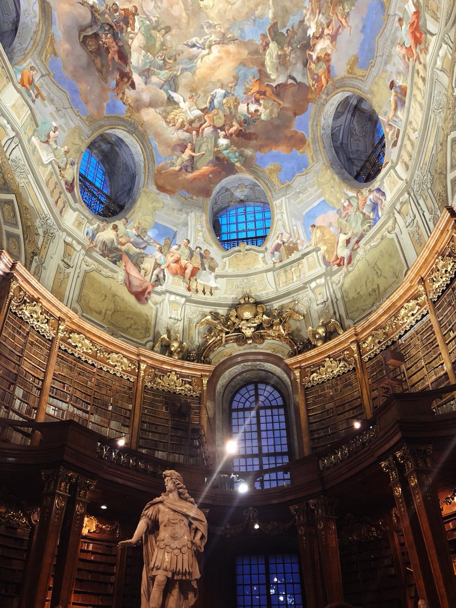 editorialespasa's tweet photo. La Biblioteca Nacional de Austria es la biblioteca barroca más grande de Europa. La sala principal tiene una impresionante altura de 20 metros y está coronada por una cúpula con frescos de Daniel Gran. https://t.co/bMOmKppJuw