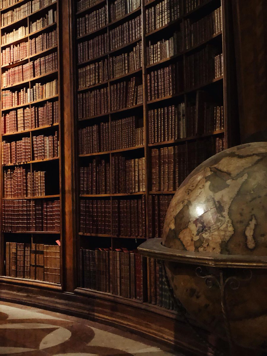 editorialespasa's tweet photo. La Biblioteca Nacional de Austria es la biblioteca barroca más grande de Europa. La sala principal tiene una impresionante altura de 20 metros y está coronada por una cúpula con frescos de Daniel Gran. https://t.co/bMOmKppJuw