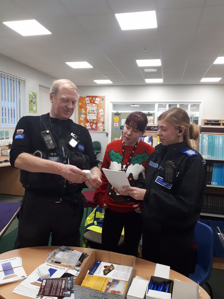 NWPGwyneddSouth's tweet photo. DOLGELLAU SNT Shannon and Gareth delivering crime prevention advice at DOLGELLAU Library Christmas Craft Fair.
Tîm Diogelu Cymuned DOLGELLAU, Shannon a Gareth yn darparu cyngor atal troseddau yn Ffair crefft Llyfrgell DOLGELLAU.
#OPERATIONTWILIGHT https://t.co/1ey5UptlUa