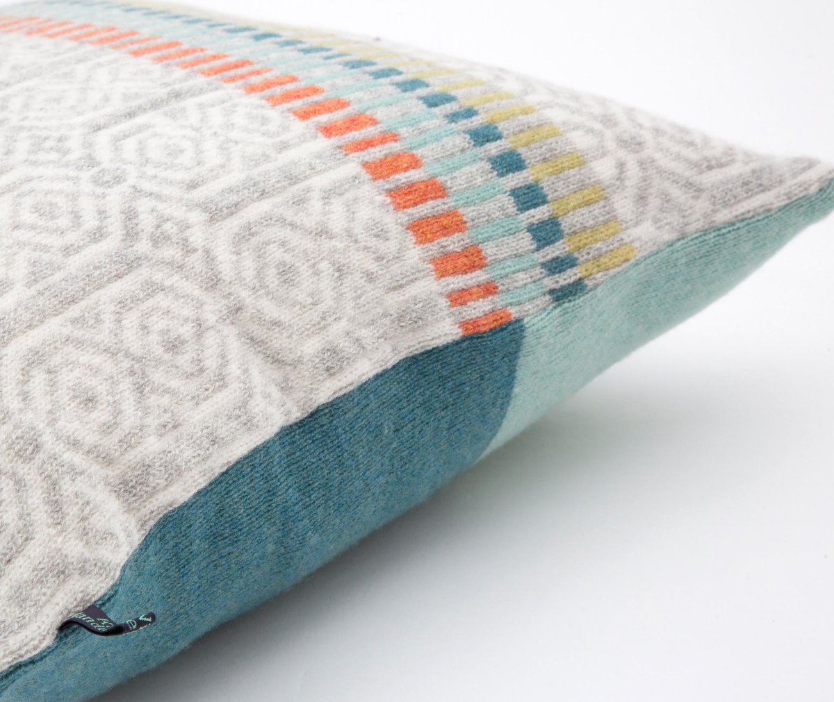 Does your living room feel like it’s missing that all important finishing touch? My Fes Stripe Cushion is the perfect way to add a cosy finish.
#cushion #gifts #christmas #lambswool #stripe #duckfeather #merino #cosy #interiorstyle #interiorstylist #madeinwales #christmasgifts
