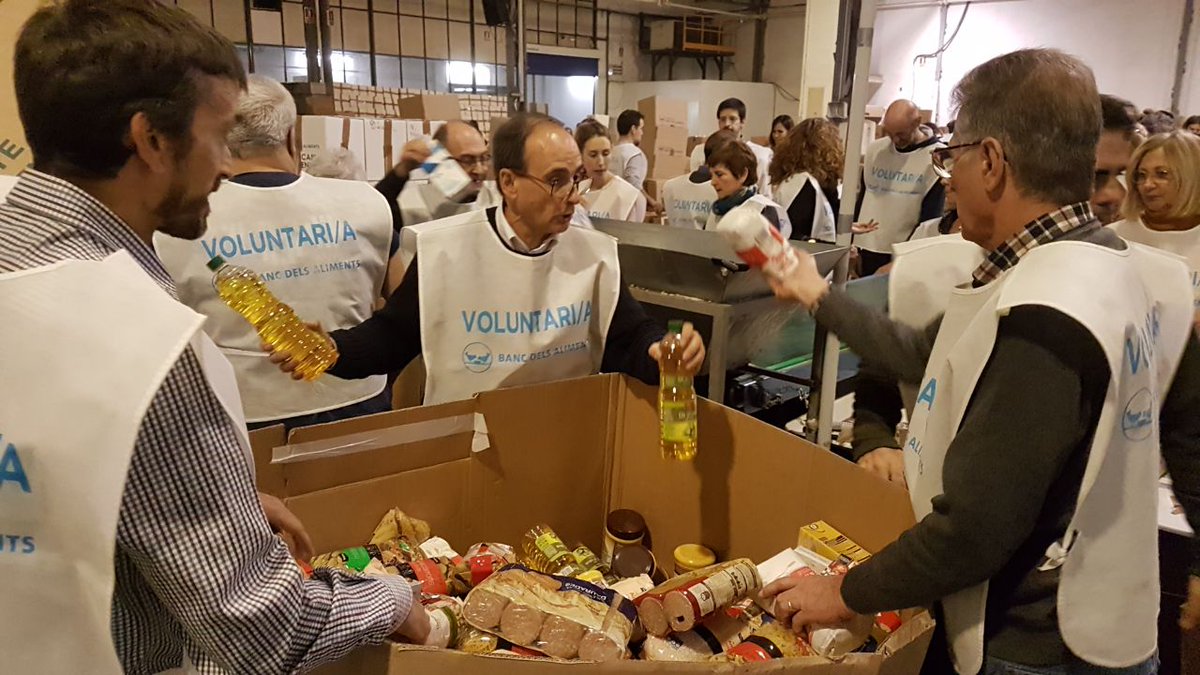 aiguesbcnclient's tweet photo. Un any més, els voluntaris d’#AigüesDeBarcelona col·laboren amb @BancAlimentsBcn fent el triatge de les aportacions per a facilitar l’entrega d’aliments a les persones en situació de vulnerabilitat. Un orgull d’equip! https://t.co/XgHHhqGTm0