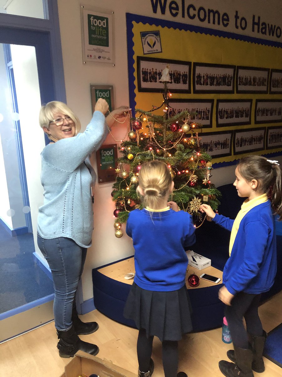 Teamwork makes the dream work. Happy Christmas🎄🥗
#Achieving Together 
#bronteacademytrust