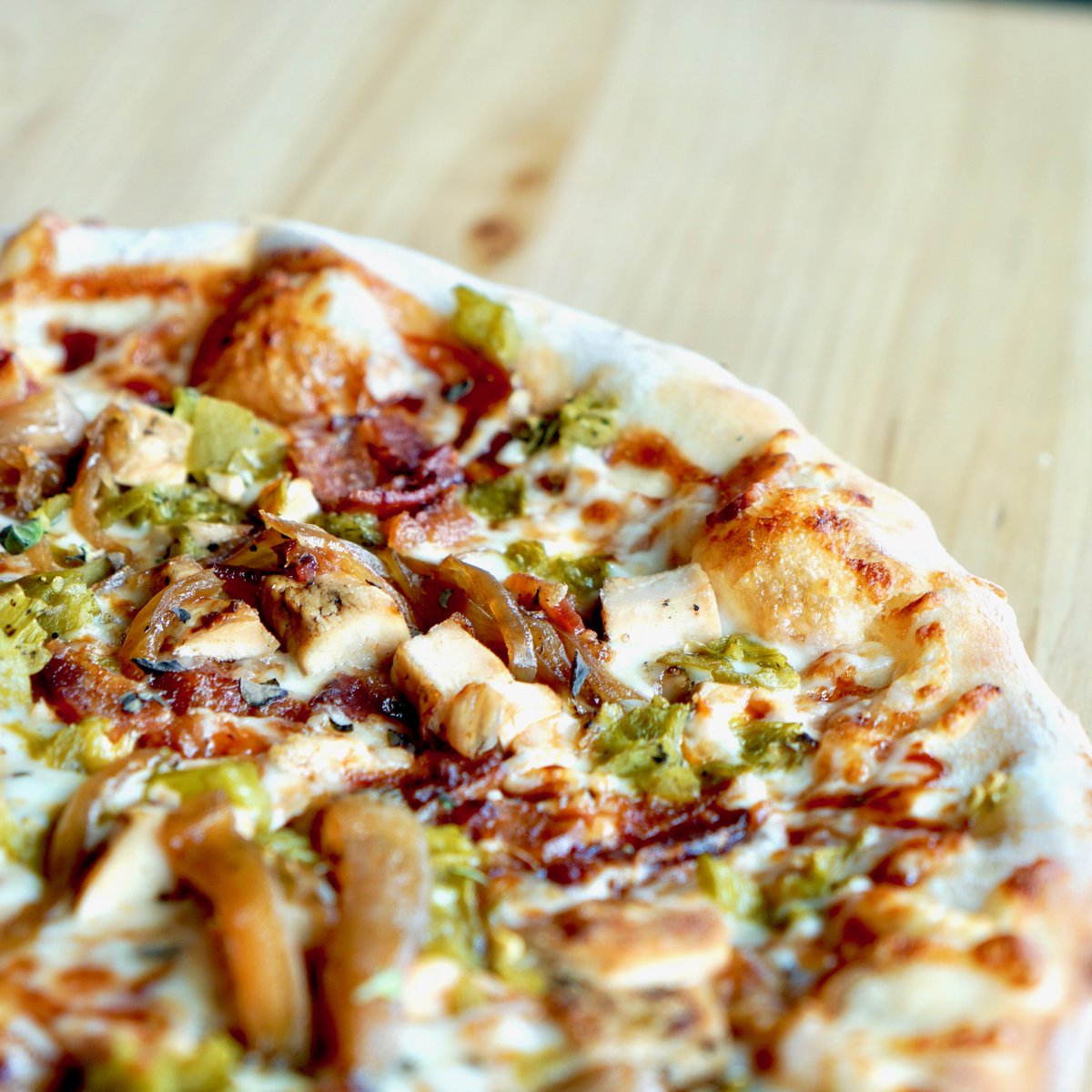 🤠YEEHAW!!🤠 The Rustic Ranger🍕
BBQ sauce, smoked mozzarella, chicken, bacon, caramelized onions and green chili