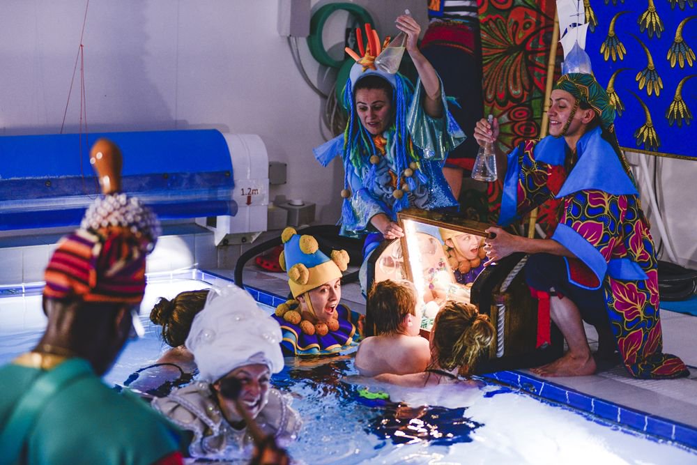 Heddiw ar #IDPD2018, rydym yn edrych nôl ar ein cydweithrediad arloesol gyda <a href="/OilyCart/">Oily Cart</a>, Splish Splash, perfformwyd yn gyntaf fel rhan o'n Gŵyl NHS70 ym mis Gorffennaf