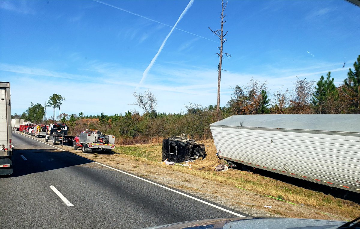 CrumTrans's tweet image. Hope the driver is ok.....
Ripped the cab off the frame...