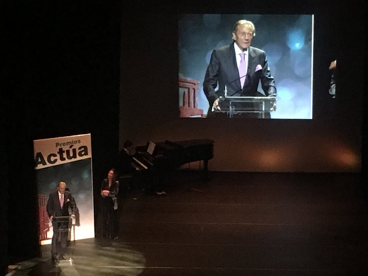 #LydiaBosch entregando al nonagenario #ArturoFernández su premio #Actúa
<a href="/aisge/">AISGE</a>