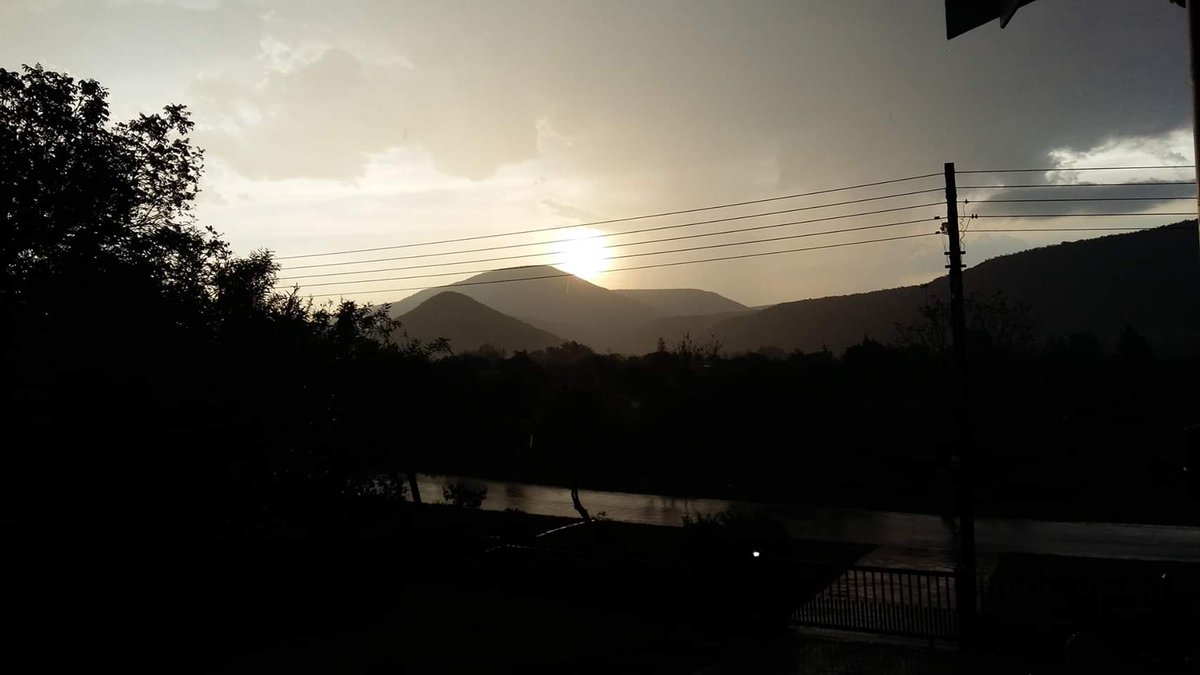 ReenvalSA's tweet photo. Wonder van die natuur donderstorm hier en son in die voor/agtergrond .So vinnige 5 mm.(#Ohrigstad) 📷: Hendrik Havenga @eNCAWeather @SAWeatherServic @AfricaWeather_ @Netwerk24 @venter_annette @debeer_anika @huisgenoot https://t.co/H3MU0xiEBP