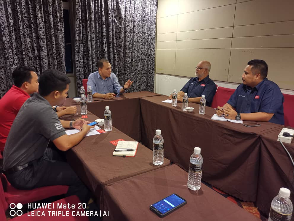 KelantanESH's tweet photo. 3 Dis 18 - Perbincangan yang sangat positif mengenai hala tuju bagi jalinan bentuk kerjasama di antara KESH dan juga NIOSH.

~Adm02 https://t.co/Ffnjl0VuY7