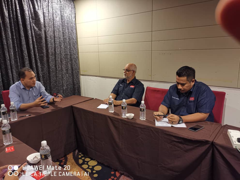 KelantanESH's tweet photo. 3 Dis 18 - Perbincangan yang sangat positif mengenai hala tuju bagi jalinan bentuk kerjasama di antara KESH dan juga NIOSH.

~Adm02 https://t.co/Ffnjl0VuY7