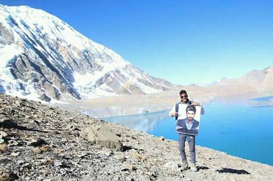 Craze beyond Boundaries @alluarjun Fan from NEPAL Showering his love towards #Stylishstar in different manner by appearing at Worlds highest lake Tilicholake & World widest pass THORANG LA PASS 👌
Proud of you @alluarjun 🔥