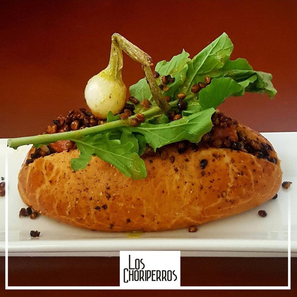 ¡EL FRANCHUTE!

Info via whatsapp: 04127074758.

Los Choriperros Galos: Pan Brioche de pimienta y chorizo de ajo. Uno con topping de quesos madurados, champiñones, y tocineta, el otro con mojo tostado de lentejas, rúcula con aderezo verde de tomillo, cebollitas bebé glaseadas.