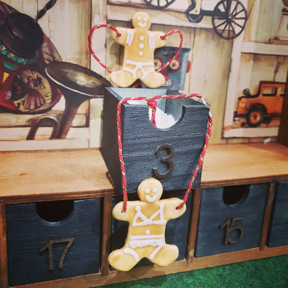ourhandmadecoll's tweet photo. These super cute little @upsydaisycraft #gingerbread people tree decorations were hiding in drawer number 3 of our #OHCAdventcalendar 😂

#ceramicdecorations #Handmade #Shopsmall #shoplocal #giftideas #christmasdecorations #leeds #yorkshire #justacard #indieretail #craftbuzz https://t.co/gGmb3VQZyY