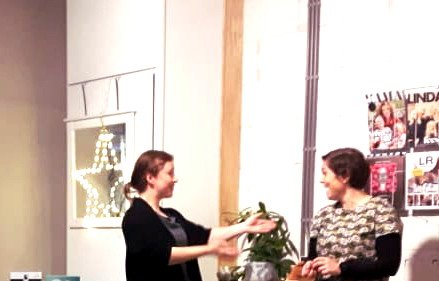 Bij ieder Dementiecafé zijn we weer verbaasd over wat er nog allemaal mogelijk is in het omgaan met Alzheimer. Vorige week vertelde museumgids Ricky over hoe zij kunst gebruikt in de communicatie. Kan ook makkelijk in de thuissituatie. 

Coming up:
facebook.com/events/3377223…