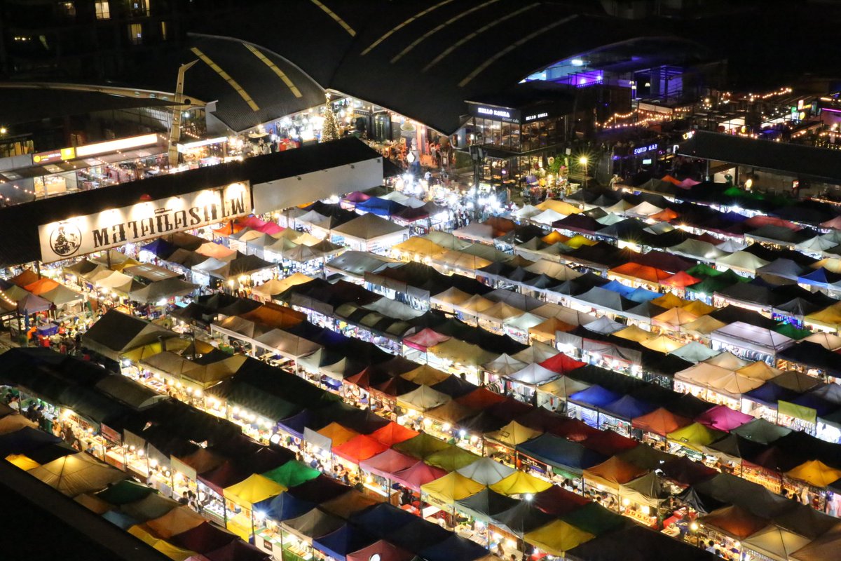 ブルドッグ على تويتر タイは最近 観光や街づくりに若いデザイナーのアイデアを取り入れていて なかなか良い 数年前に出来たこのナイトマーケットが僕のお気に入りで 集まった屋台がバンコクの夜景のカラフルなカードになるように設計されている