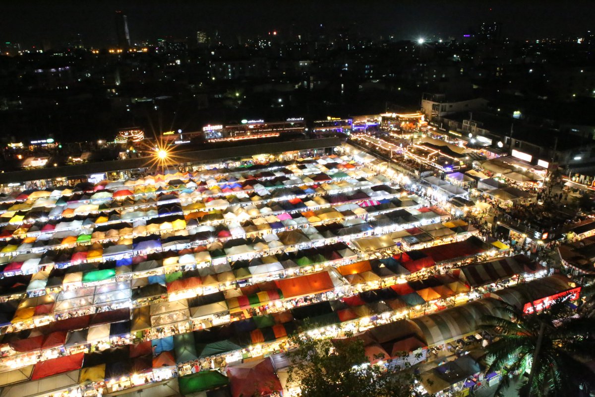 ブルドッグ على تويتر タイは最近 観光や街づくりに若いデザイナーのアイデアを取り入れていて なかなか良い 数年前に出来たこのナイトマーケットが僕のお気に入りで 集まった屋台がバンコクの夜景のカラフルなカードになるように設計されている