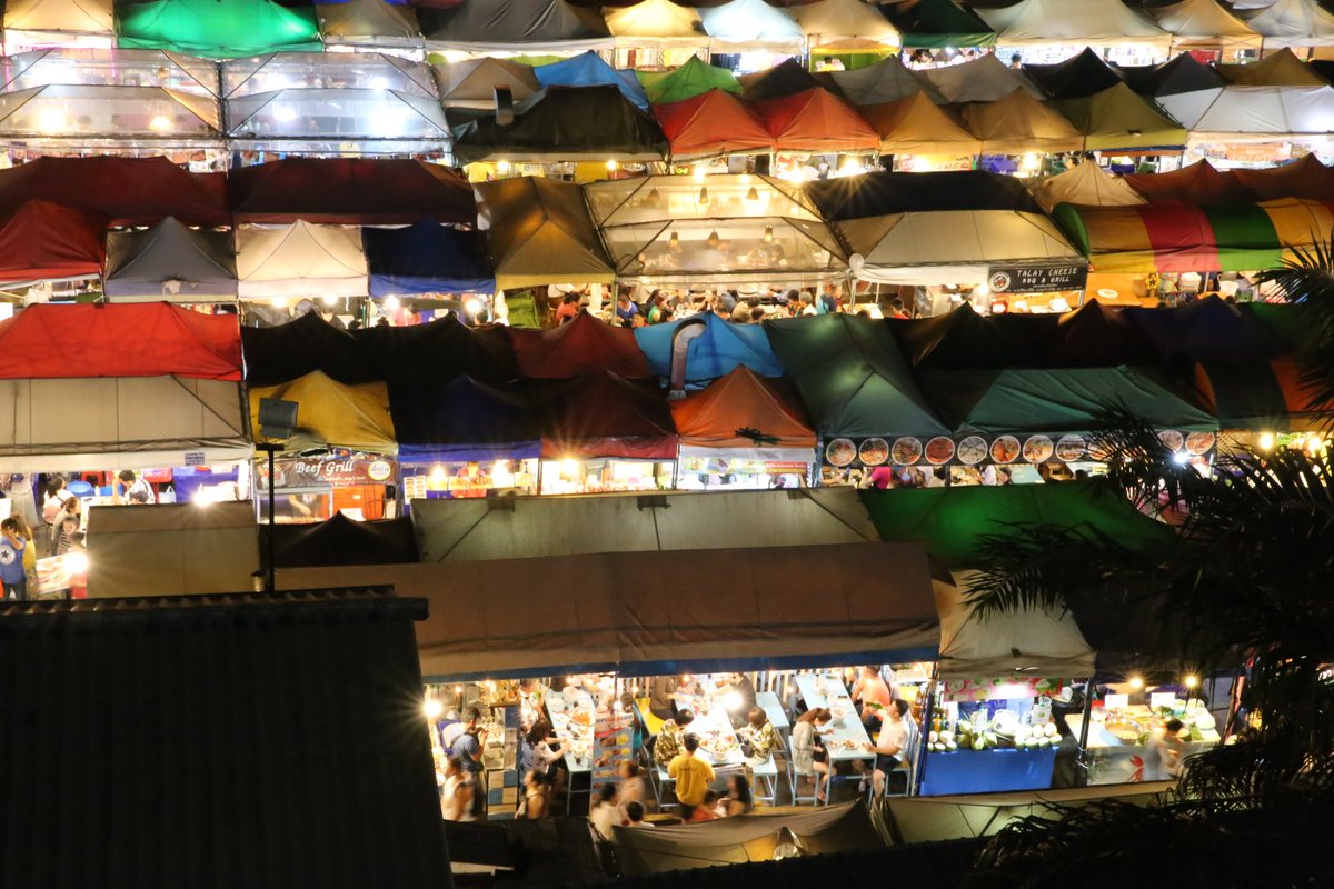 ブルドッグ على تويتر タイは最近 観光や街づくりに若いデザイナーのアイデアを取り入れていて なかなか良い 数年前に出来たこのナイトマーケットが僕のお気に入りで 集まった屋台がバンコクの夜景のカラフルなカードになるように設計されている