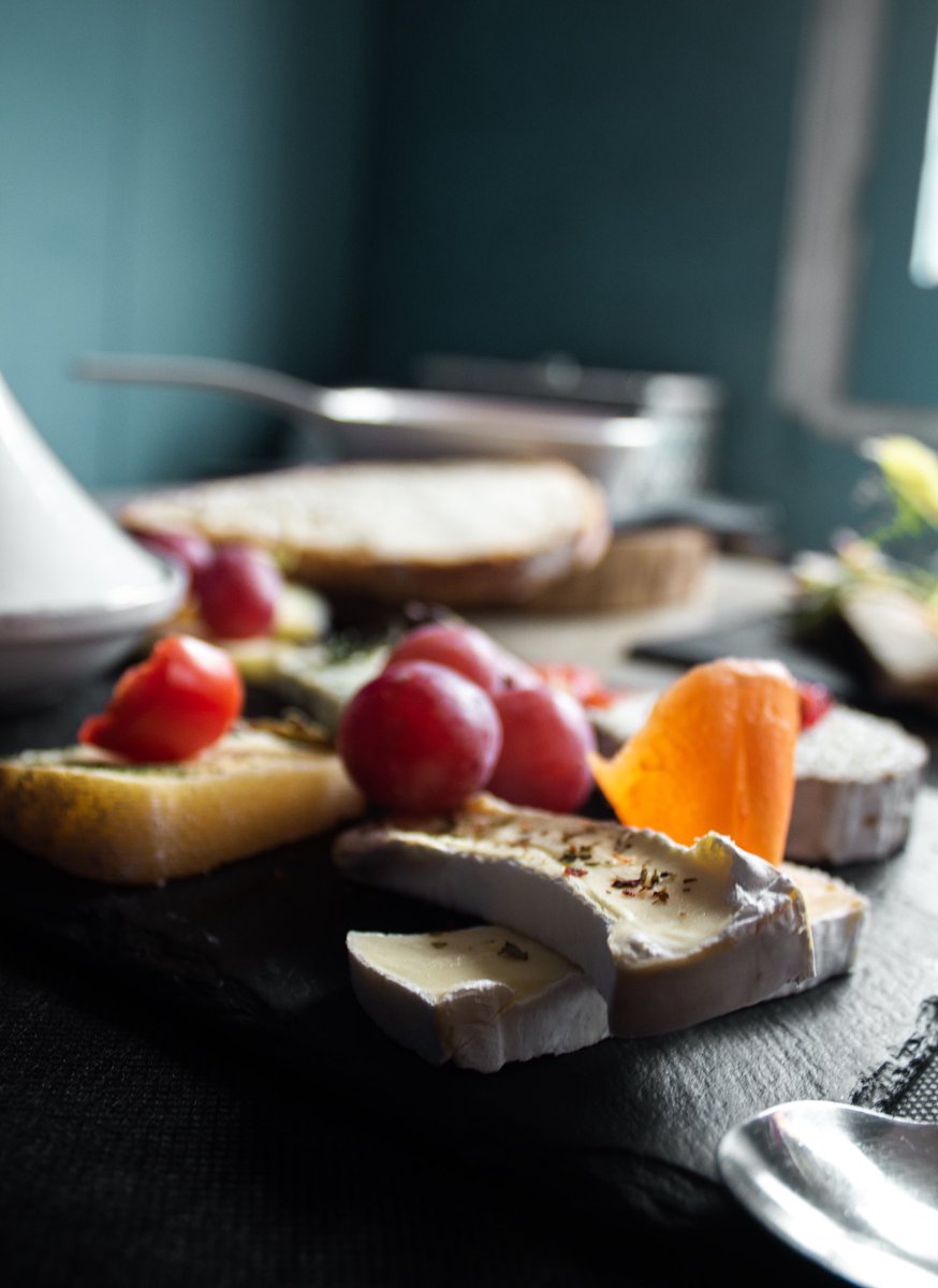elpatidelaveina's tweet photo. Al Pati som amants del formatge 🧀 I el nostre assortiment de formatges està per llepar-se els dits 🤤 #elpatidelaveïna #restaurnt #girona #formatge #food https://t.co/ZbnhLrzSEm