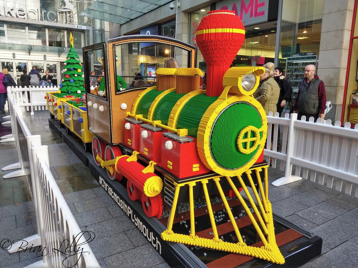 Some of the great display 'Penguins A LEGO brick trail' including a LEGO brick Santa Express @visitplymouth sponsored by @LivingCoasts #PlymouthPenguins  visitplymouth.co.uk/whats-on/pengu…