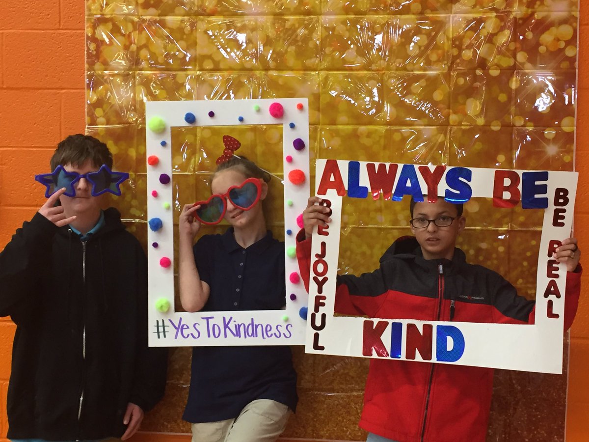 LMS_RAKClub's tweet photo. 7th grade kindness assembly! We had a photo booth area! ❤️💕 #ChooseKind #SpreadKindness #LMSMasterpiece https://t.co/6GpJRLEZQe