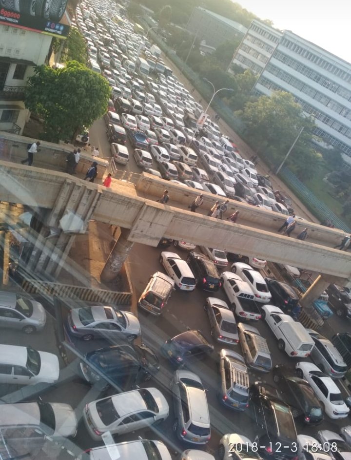 SaSamtelik's tweet photo. Switch off your car unfasten your seat belt and wait for Sonko to decongest the city #sonko #universityway #MatatuCBDBan #sakaja #WalkingNation https://t.co/JKha9S6Xxg