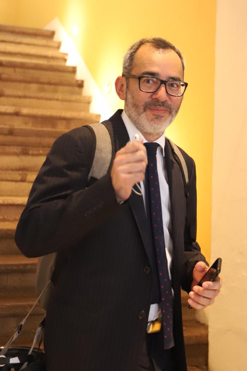 Univ_Cultura's tweet photo. El cineasta Edgar San Juan llegó a Arenal acompañado de Saúl Juárez, se ha dicho que ocuparía la subsecretaría de Desarrollo Cultural de la Secretaría de Cultura. #AlMomento #Transicion2018 . Fotos: Berenice Fragoso. https://t.co/pVaBAGiJfr