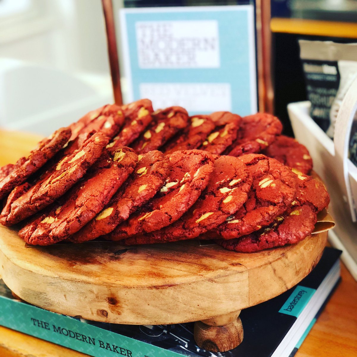 DarylAntwi's tweet photo. Dreamy bakes 🙌🏾 at Red Bull Racing  today @BaxterStorey #ModernBaker 🍰 #noMondayblueshere https://t.co/rcnkHVeeE1