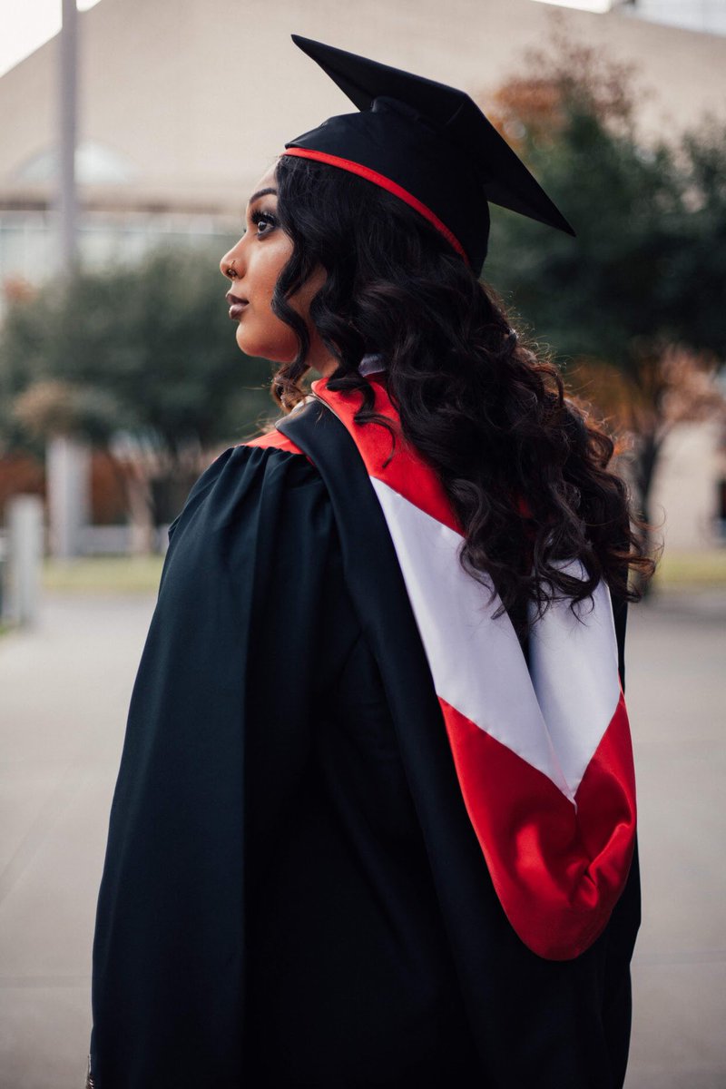 wildcardnaai's tweet photo. Oops I did it again 🎓
Master of Science in Marketing
UH | Bauer College of Business
December 14, 2018
#GradSZN #22With3Degrees #BlackAndHooded #BlackGirlsGraduate
📸: @bluufox_
MUA: @alexrenee__ https://t.co/e8iFFBHeYl
