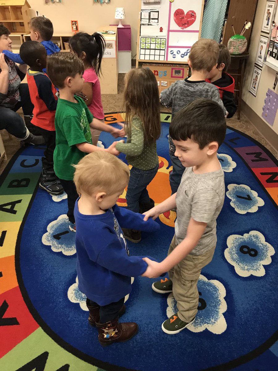 MrsFlenthrope's tweet photo. Started our day off with a caring and healthy connection! Positive connections strengthen attention span and social development!! #ConsciousDiscipline #ILoveYouRituals @EarlySjsd @SJSDOakGrove https://t.co/f1k0x7YreN