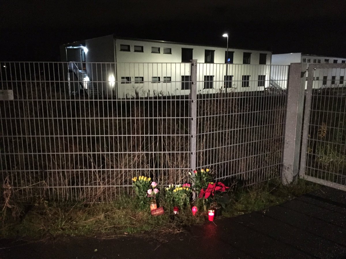 Inzwischen wurden in Gedenken an die getötete 17-Jährige vor der Unterkunft für Flüchtlinge und Obdachlose Blumen niedergelegt und Kerzen angezündet. <a href="/RTLWEST/">RTL WEST</a>