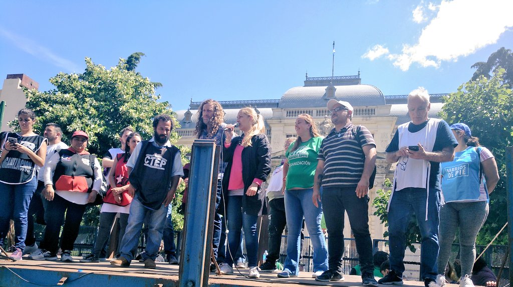 #Ahora continúa el acto en rechazo al #PresupuestoDeAjuste de <a href="/mariuvidal/">María Eugenia Vidal</a> 
"Tenemos que seguir en unidad peleando contra el ajuste y hasta que logremos terminar con las políticas de este gobierno que lleva al pueblo al empobrecimiento y al hambre"