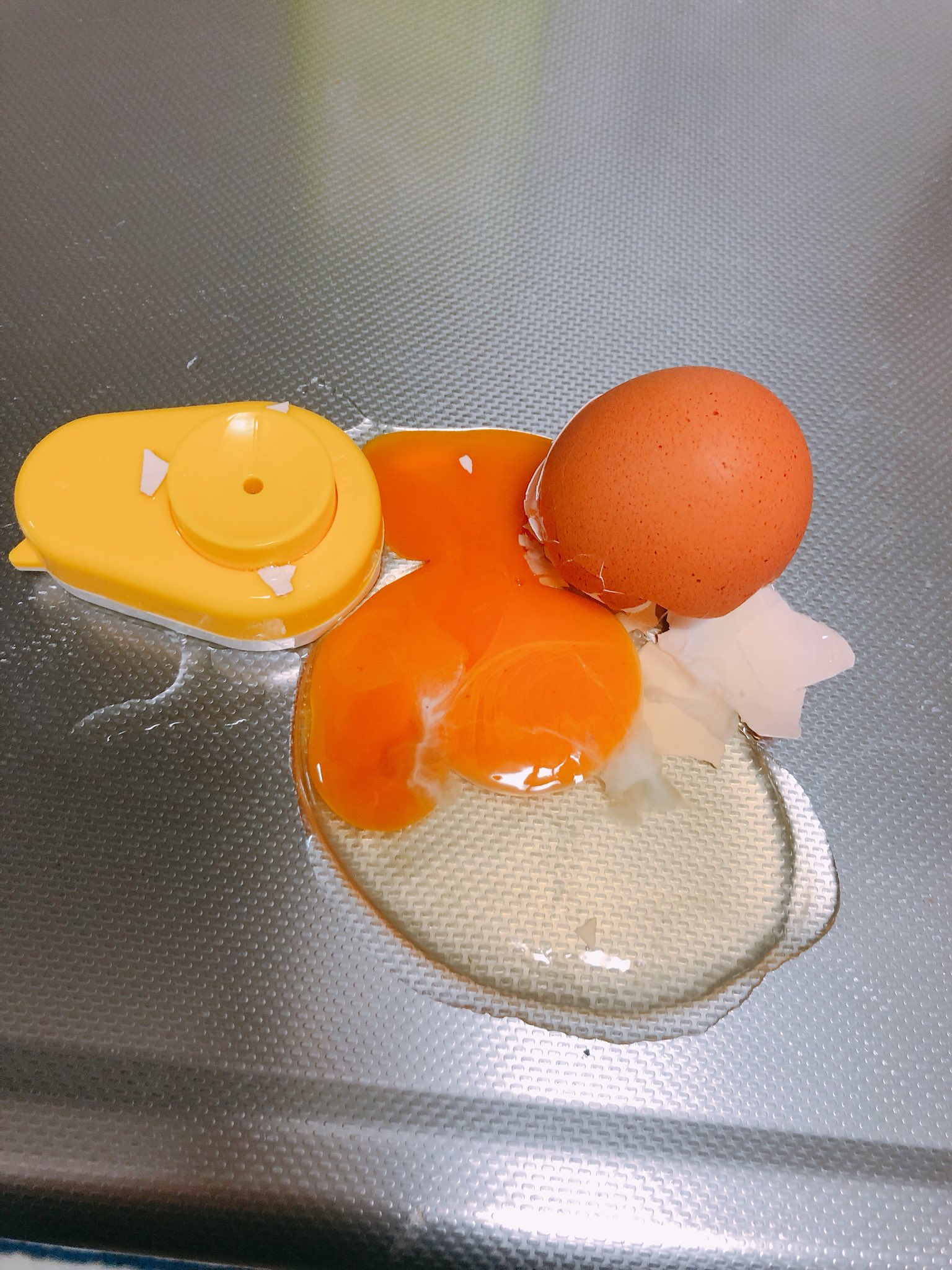 茉夏 ゆで卵作る前に生卵にちっちゃい穴を開けるやつ使ってんけど力加減できずに卵を握りつぶしてしまった 泣いてる たまごごめんね T Co Rzhpqyydng Twitter