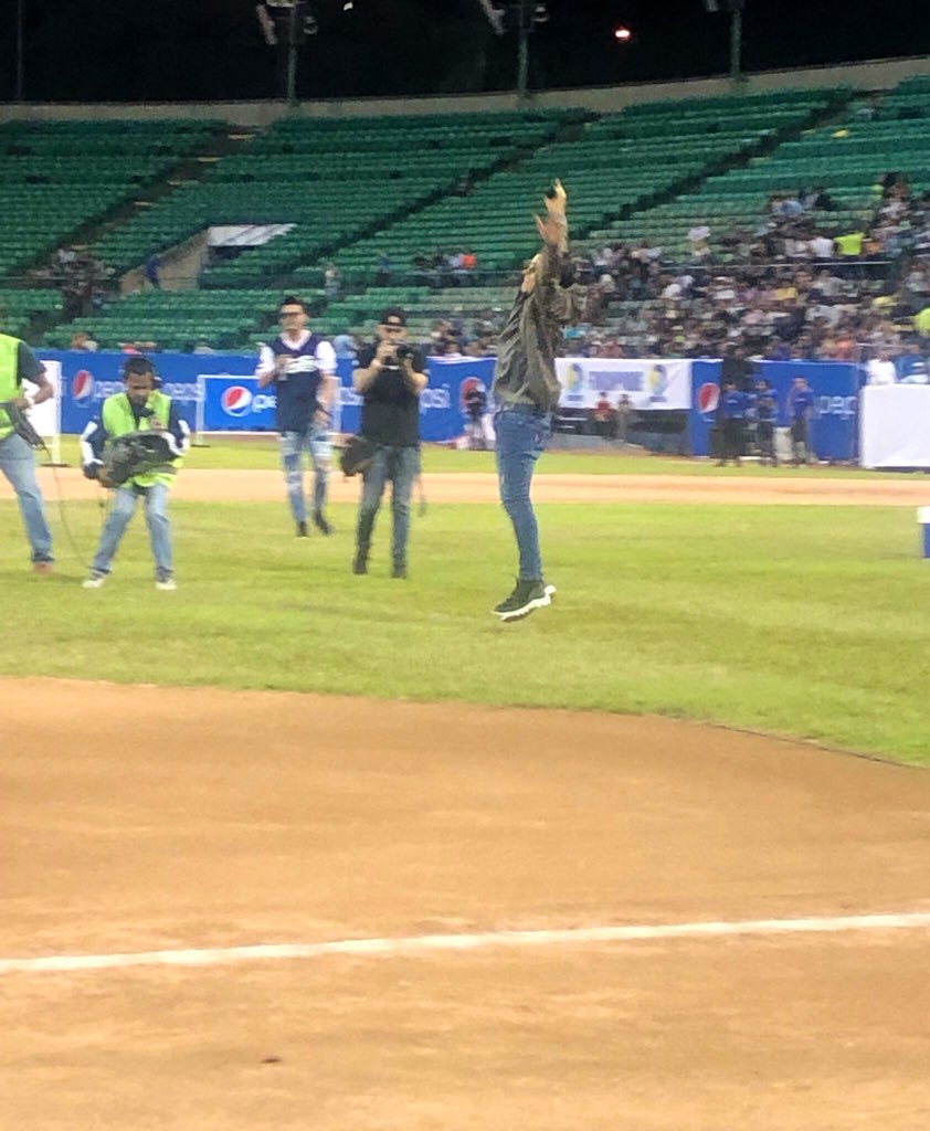 PepsiVEN_'s tweet photo. ¡A @JUANMIGUELMusic se le unió el PepsiBoy @soyrein juntos ponen a bailar a todo el Estadio Universitario de Caracas! https://t.co/byjbarC4cG