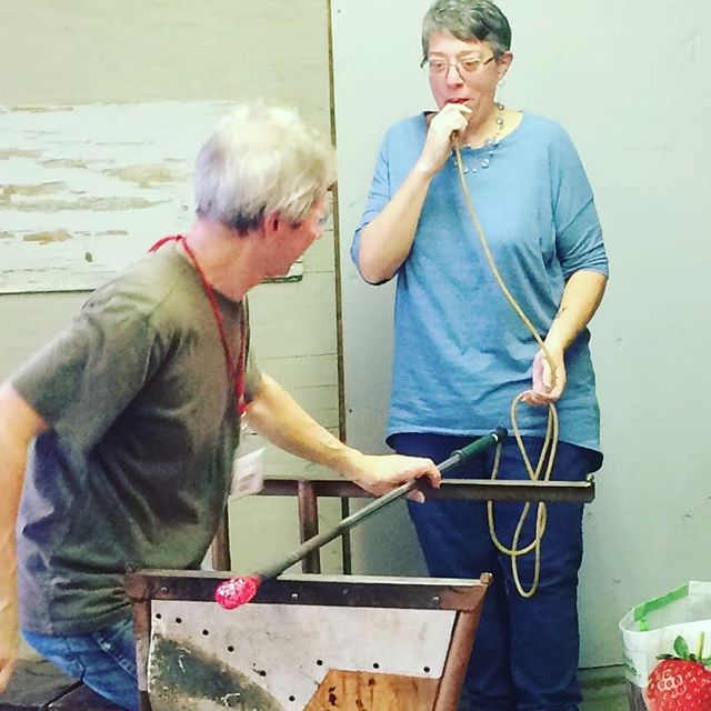 DedhamGuild's tweet photo. This is guild member Kevin Becker volunteering at Snow Farm in Williamsburg, MA. See his glass ornaments at the Dedham Guild.
@snowfarmcraft #kevinbecker, #art #glass #ornaments #gifts #glassornaments #dedhamguild @dedhamartistguild #volunteer https://t.co/Hr5ZwBxyvT https://t.co/d9PnjfChO1
