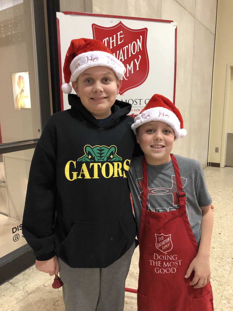 BriarwoodES's tweet photo. Former and current Huskies ringing the bell for the Salvation Army. #BEinService https://t.co/8WCA5hVECW