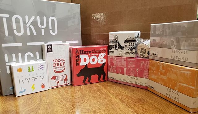 CardboardNews's tweet photo. Our most expensive stop at PAXU was clearly @TheJordanDraper, where our acquisition of his titles are currently duking it out with our acquisition of @itten_games_en titles.
Contrary to the joke at the time, we did not buy the entire table. Just...most … https://t.co/i1t1tWHg6Z https://t.co/z9b99Vf7G8