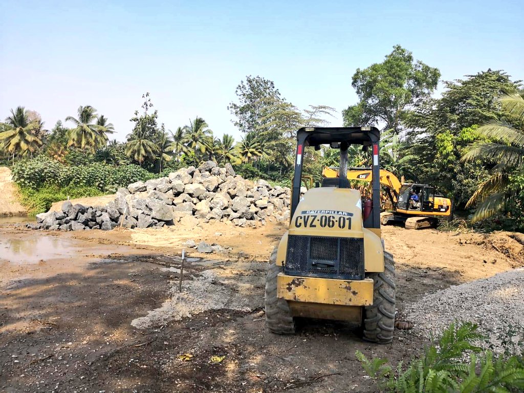 MIT_Ecuador's tweet photo. #MTOPInforma: se ejecutan trabajos en el acceso provisional para la construcción del puente Pimpiguasí, obra ejecutada por el #ElGobiernoDeTodos con el consorcio CRBC-CEIEC, que permitirá fortalecer la reactivación económica de los manabitas. https://t.co/kJWAYWLopr