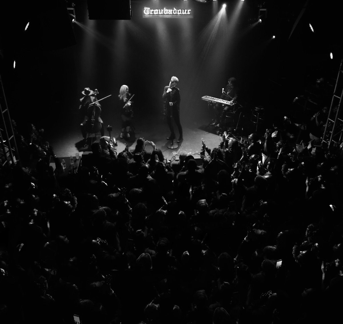 DALEYmusic's tweet photo. LOS ANGELES...

A perfect ending to a beautiful US tour at @theTroubadour last night

Love and appreciate you. Let's do it again soon 🖤

#TheSpectrumUnplugged https://t.co/GNQToyoJve
