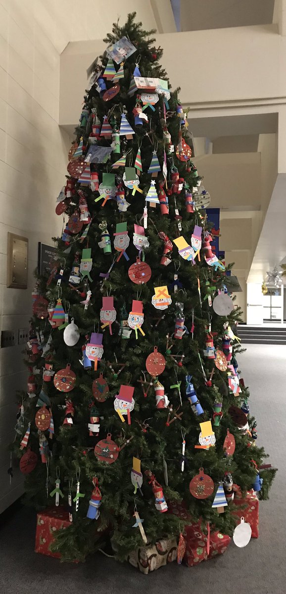 lisareldridge's tweet photo. The annual decorating of @SESWildcatPride is accomplished by our secretary Vicki each year. She makes our entry festive and welcoming for our students! #socsowen https://t.co/fuzDFA0IyL