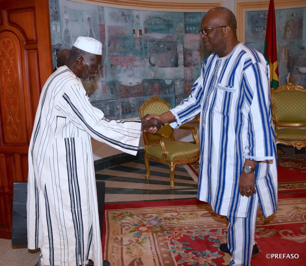 rochkaborepf's tweet photo. Immense fierté ce lundi au Palais de Kosyam en compagnie du Nobel Alternatif 2018, notre compatriote Yacouba Sawadogo de retour de Stockholm.
Je lui ai renouvelé mes compliments et traduit la reconnaissance de la Nation pour son combat contre l'avancée du désert au Sahel. https://t.co/NEHRmxEUDt