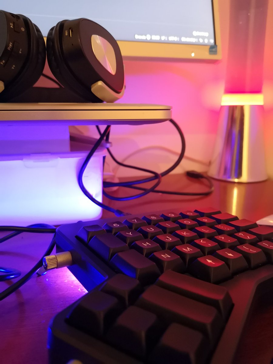 hinigul's tweet image. I love the colors of my set up at night 😸😸 #iLoveProgramming