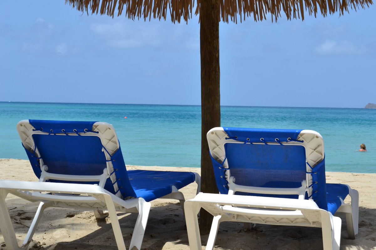 emeraldbeachvi's tweet photo. The water is so blue, no filter is needed! #MondayBlues https://t.co/WQArmWSuX1