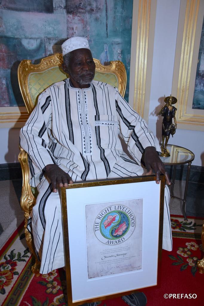 rochkaborepf's tweet photo. Immense fierté ce lundi au Palais de Kosyam en compagnie du Nobel Alternatif 2018, notre compatriote Yacouba Sawadogo de retour de Stockholm.
Je lui ai renouvelé mes compliments et traduit la reconnaissance de la Nation pour son combat contre l'avancée du désert au Sahel. https://t.co/NEHRmxEUDt